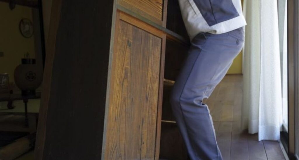 タンスを粗大ゴミに出す際に多い「運び出せない」悩み