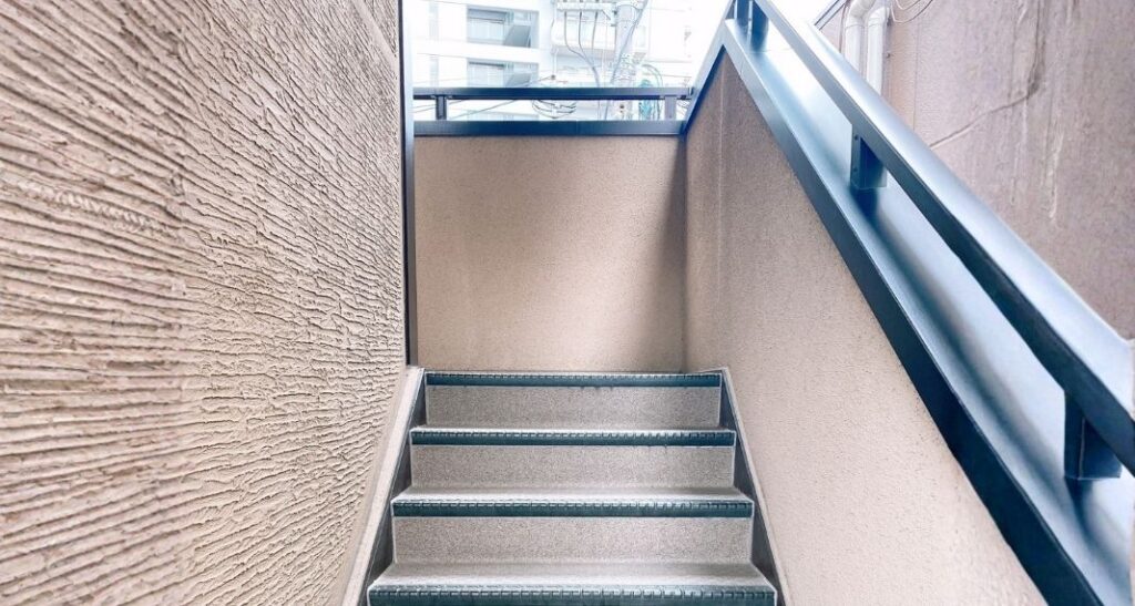 2階以上から学習机を運び出す難しさのイメージ画像