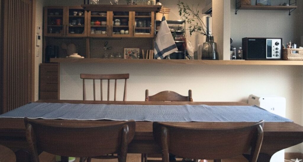 とにかく重く動かせない机、どうやって不用品回収に出す？のイメージ画像
