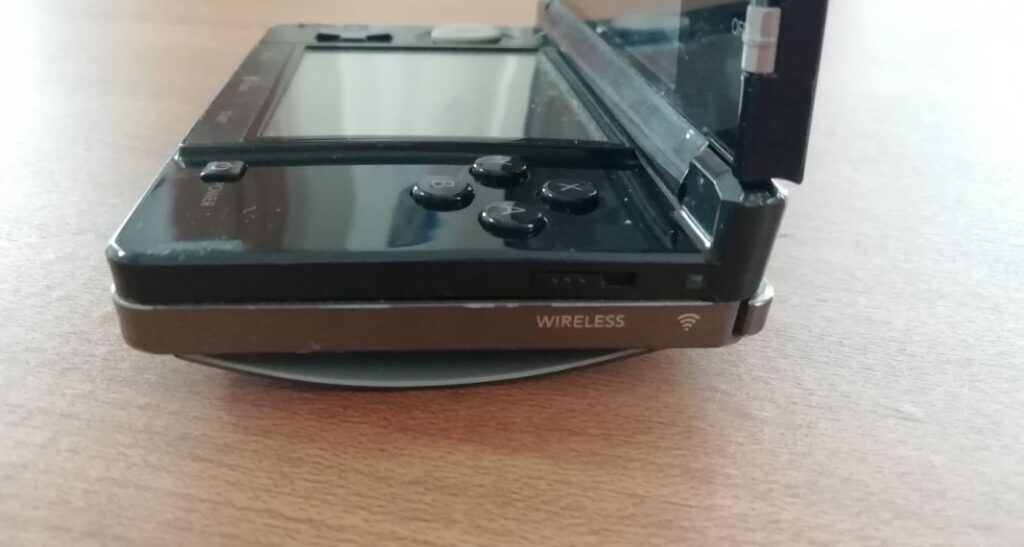 ゲーム機を不用品回収に出す前に外しておきたいもののイメージ画像