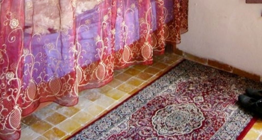 実家の古い絨毯はそのままで大丈夫？ダニや汚れが気になる絨毯は不用品回収へのイメージ画像