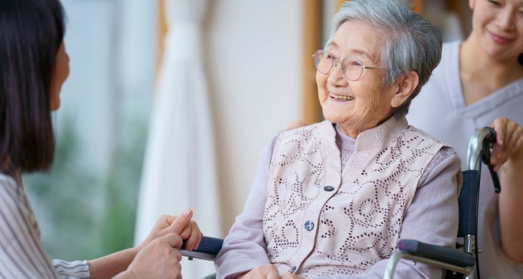 親が施設に入るとき、家の絨毯はどうする？不用品回収も含めた整理の進め方のイメージ画像